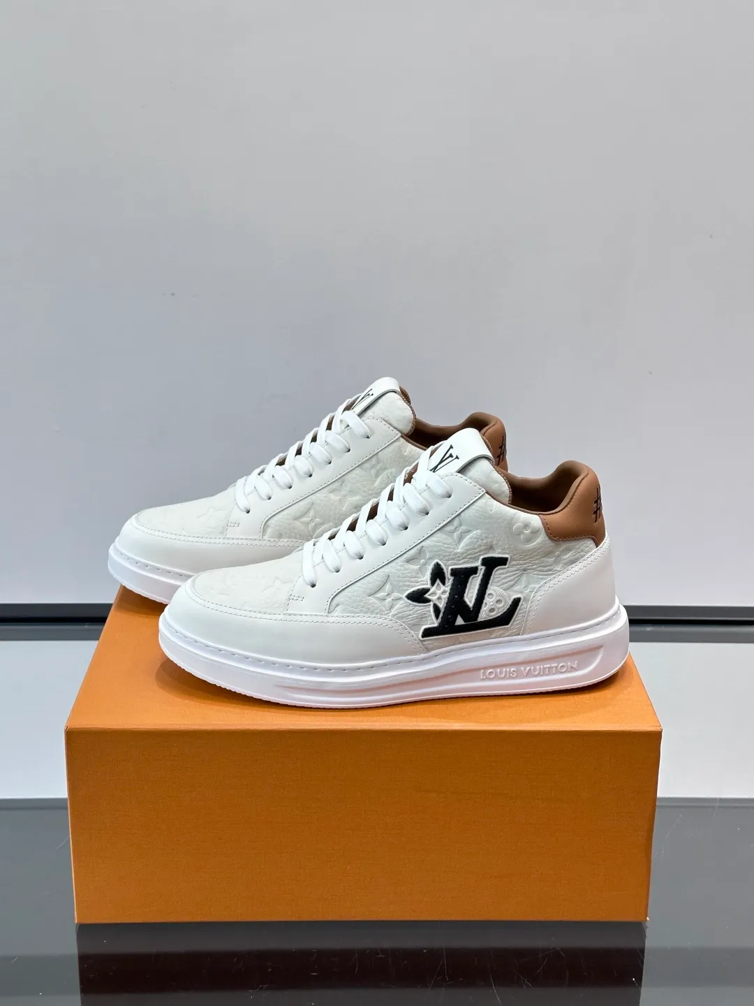 Men's shoes 💰p400 "＊OUIS ＊UITTO＊" Men's sports shoes, grained cow leather are low-key and recognizable. The rubber sole is thick and lightweight, the padded insole + technical lining make it super comfortable to wear! The main color with brown details is versatile and fashionable, and can be worn for daily leisure or business ~ LV embossing on the side of the shoe + brand logo on the sole, perfect details! size: 38-44 (45 customized)